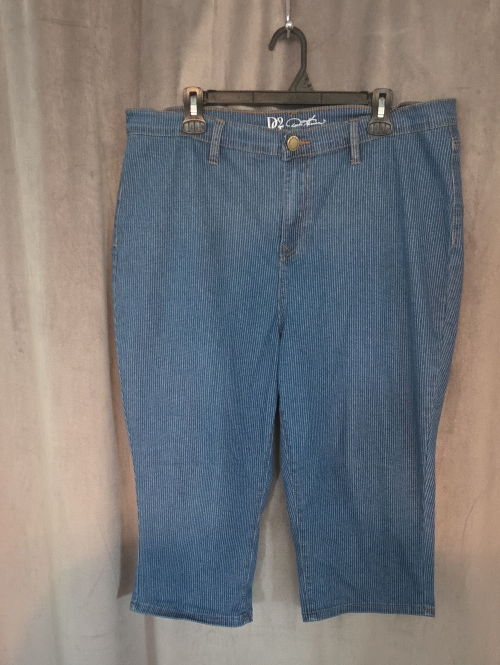 DG2 by Diane Gilman Size 16W Blue Pinstripe Capri Jean Shorts